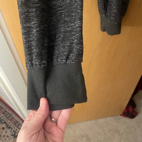 Ladies capris joggers with zipper pockets - Picture 4 of 4